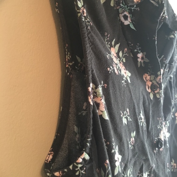 Stylish flowered button down top - Picture 7 of 7